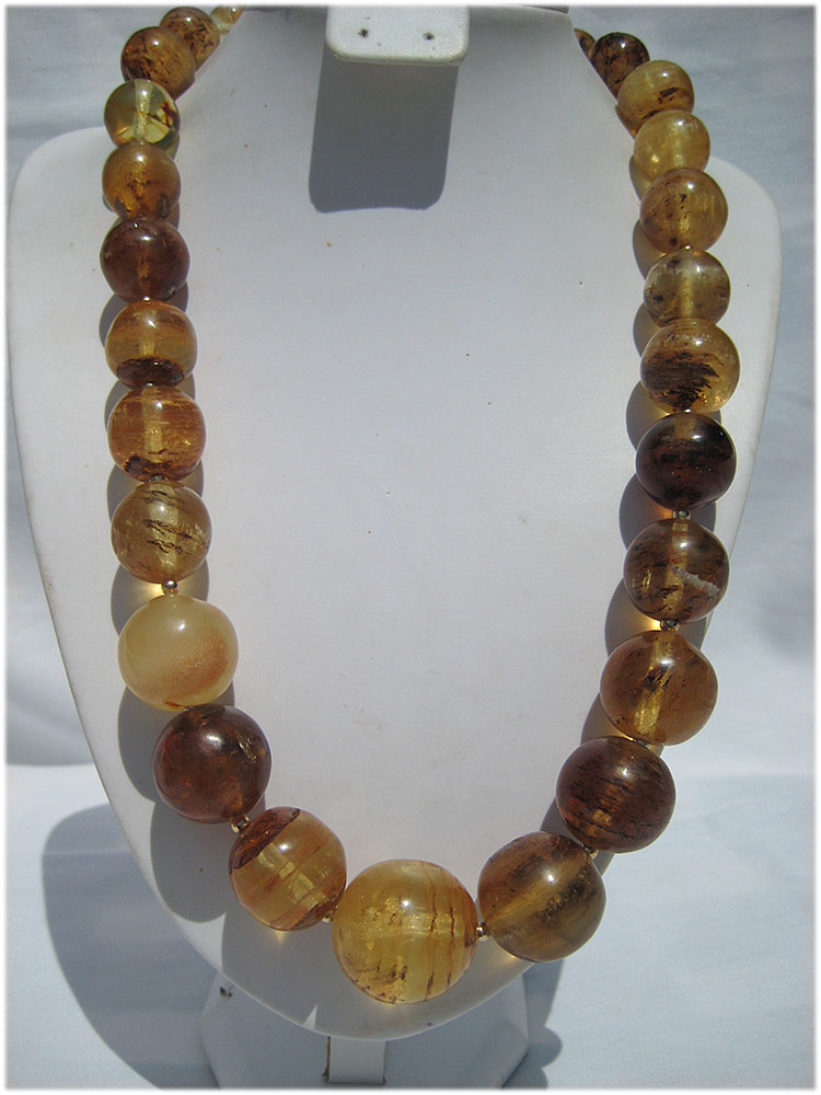 Beautiful amber necklace with 14 carat gold balls and clasp